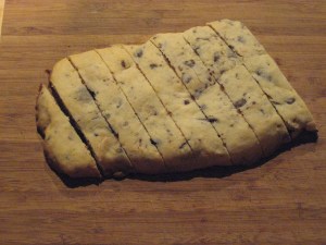 cutting th biscotti