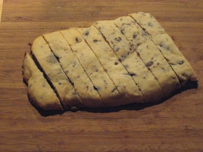 cutting th biscotti